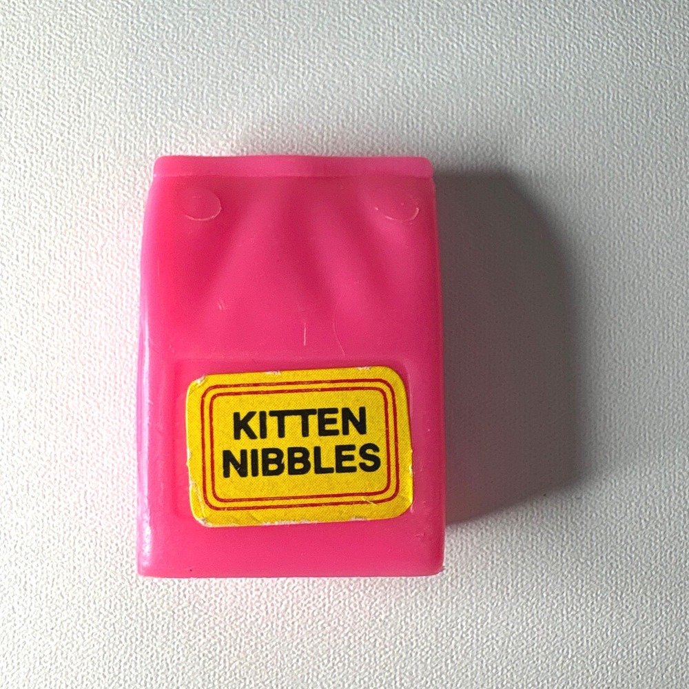 Vintage 1982 Barbie Cat Fluff Kitten Nibbles Food Bag Accessory 5524 Pink Mattel